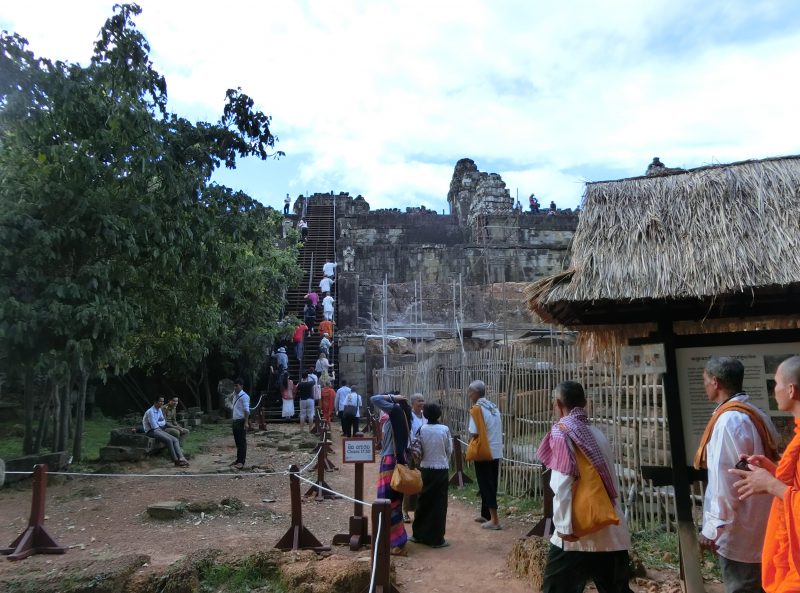 Die letzten Stufen zum Tempel Phnom Bakheng