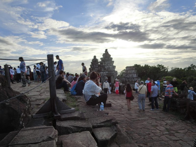 Menschen auf Phnom Bakheng bei Sonnenuntergang