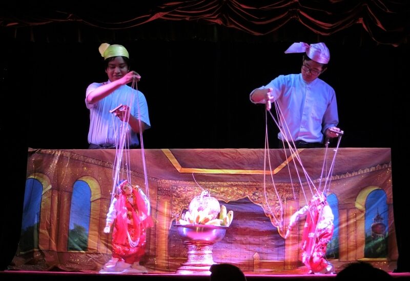 Puppenspieler bei den Mandalay Marionettes einer der Mandalay Sehenswürdigkeiten