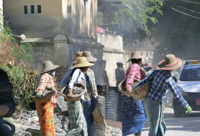 Straßenarbeiter in Mingun Mandalay