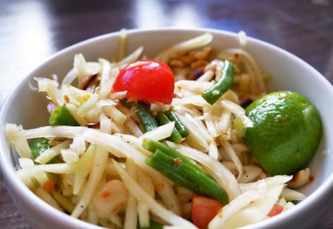Som Tam Thai: Leckerer thailändischer grüner Papaya Salat