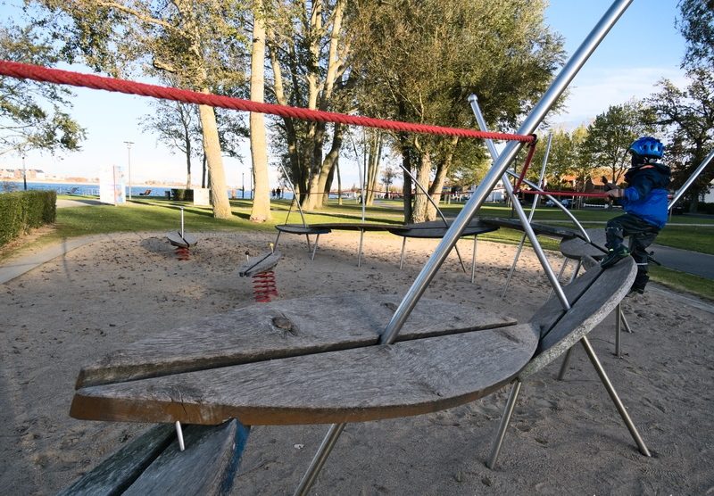 Spielplatz mit Surfbrettern in Heiligenhafen im Familienurlaub an der Ostsee