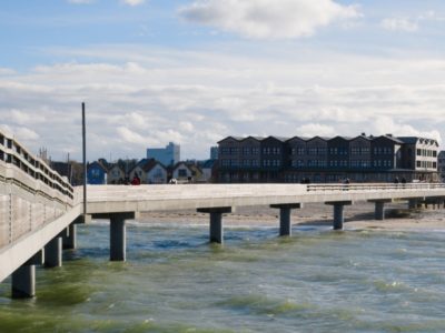 Aussicht von Seebrücke in Heiligenhafen mit Kindern