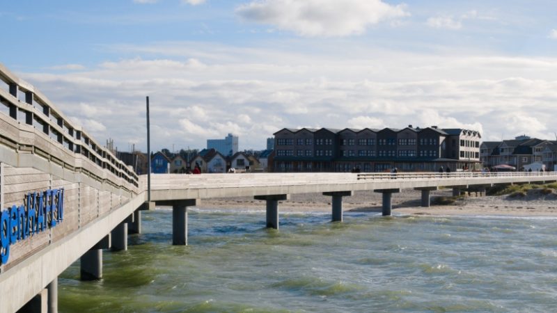 Aussicht von Seebrücke in Heiligenhafen mit Kindern