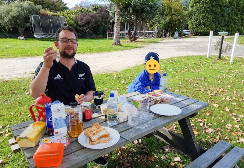 Frühstück auf dem Smiths Farm Holiday Park in den Marlborough Sounds Neuseeland