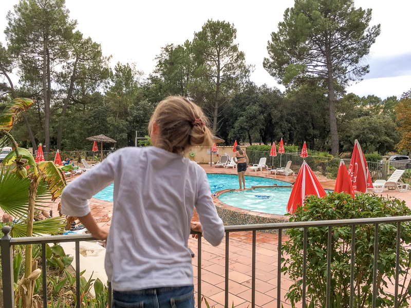 Camping mit Kindern am Pool auf Campingplatz