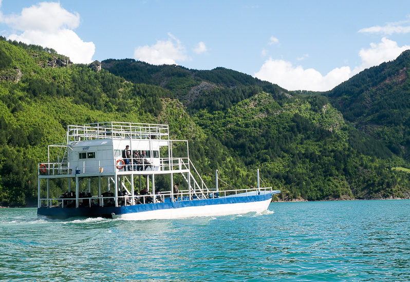 Fähre auf Koman Lake