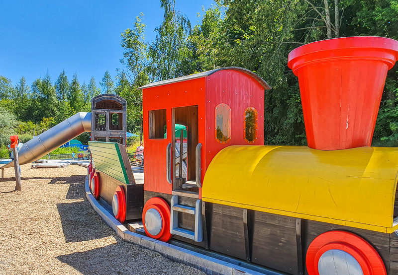 Eisenbahn auf dem BRIO Spielplatz im Ravensburger Spieleland