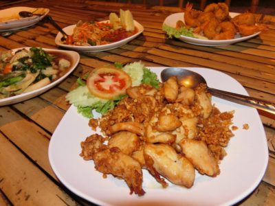 Eine leckere Mahlzeit mit Pork Garlic Pepper, Som Tam Thai und vielen anderen Leckereien.