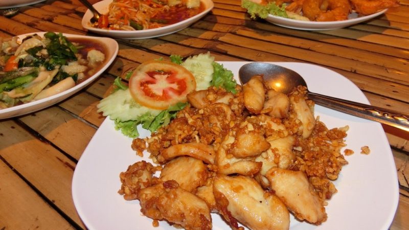 Thai Gerichte zum Abendessen in Thailand Eine leckere Mahlzeit mit Pork Garlic Pepper, Som Tam Thai und vielen anderen Leckereien.