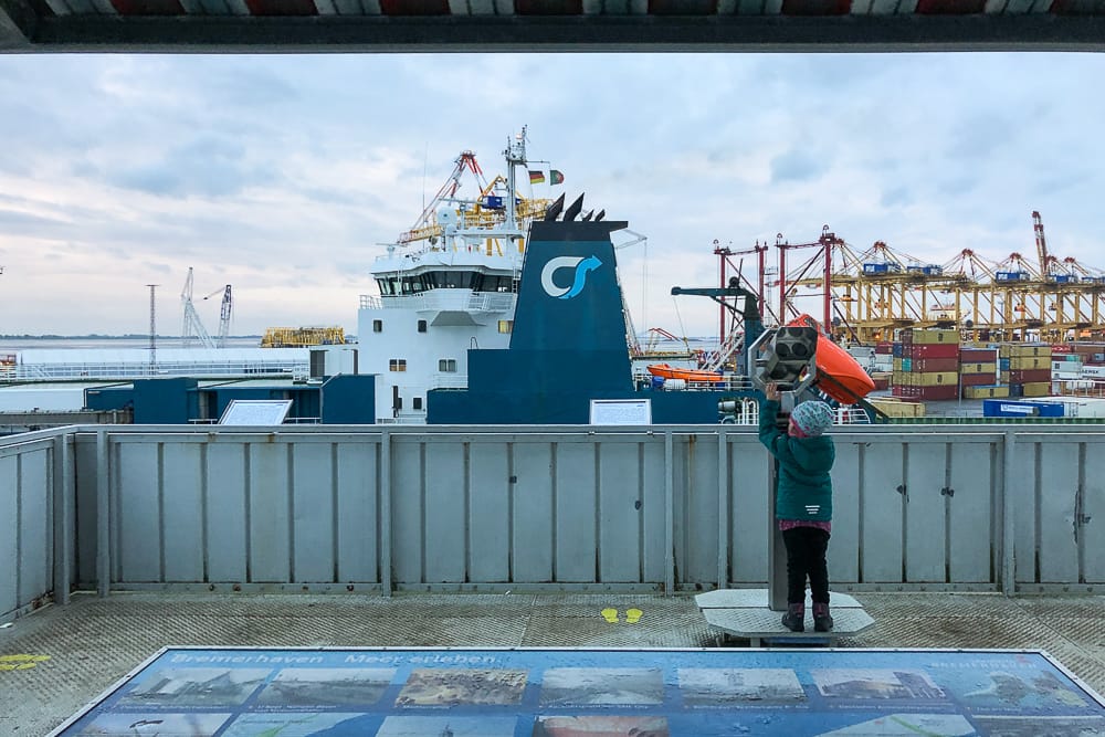 Auf dem Container Aussichtspunkt Bremerhaven mit Kind