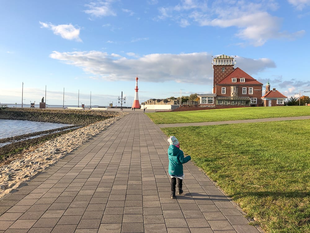 Spaziergang über die Deichpromenade Bremerhaven Sehenswürdigkeiten mit Kind