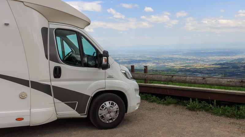 Pause beim Familiencamping im Wohnmobil mit Kindern Pause beim Familiencamping im Wohnmobil mit Kindern
