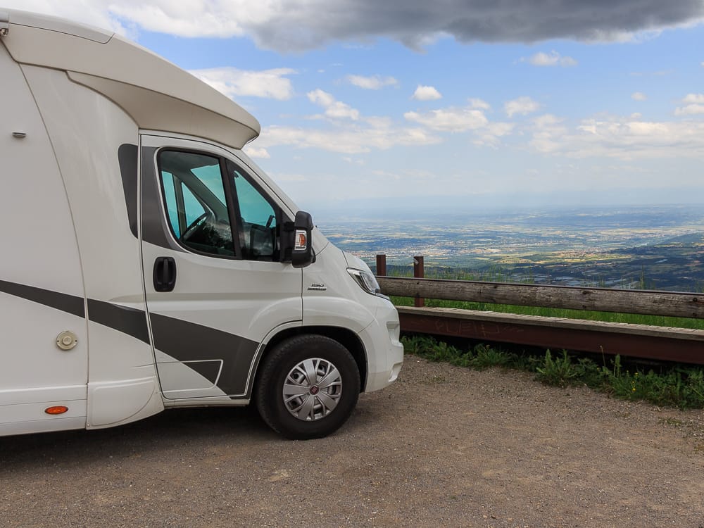 Pause beim Familiencamping im Wohnmobil mit Kindern