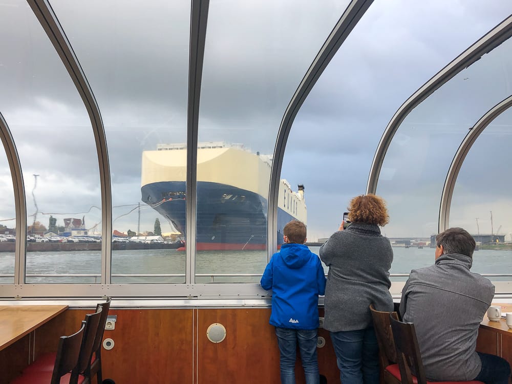 Eine Familie auf einer Hafenrundfahrt Bremerhaven mit Kind