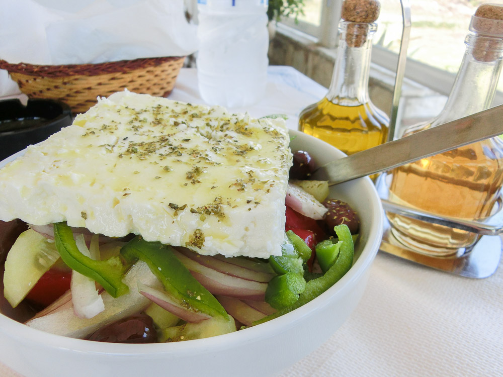 Griechischer Salat: Einfaches Rezept mit leckerem Dressing