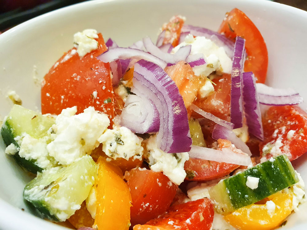 Griechischer Salat: Einfaches Rezept mit leckerem Dressing