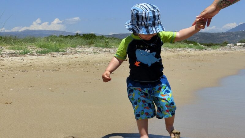Sonnenschutz Strand mit UV-Kleidung Optimal ausgerüstet: Sonnenschutz Strand für Kinder mit UV-Kleidung