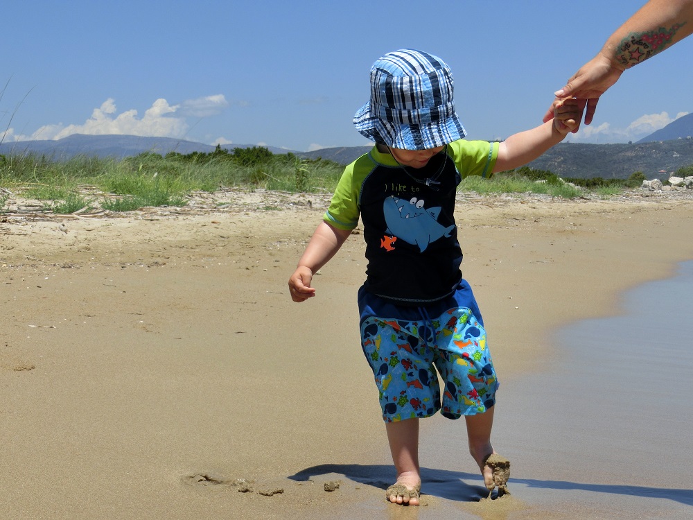 Optimal ausgerüstet: Sonnenschutz Strand für Kinder mit UV-Kleidung