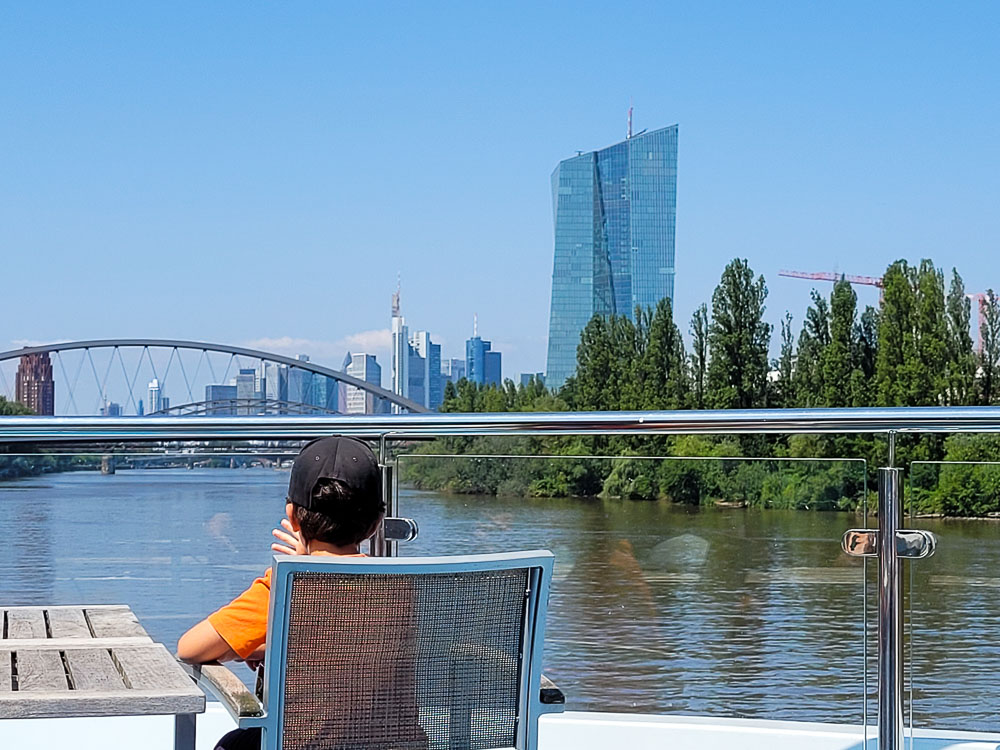 Auf einer Schiffstour in Frankfurt mit Kind