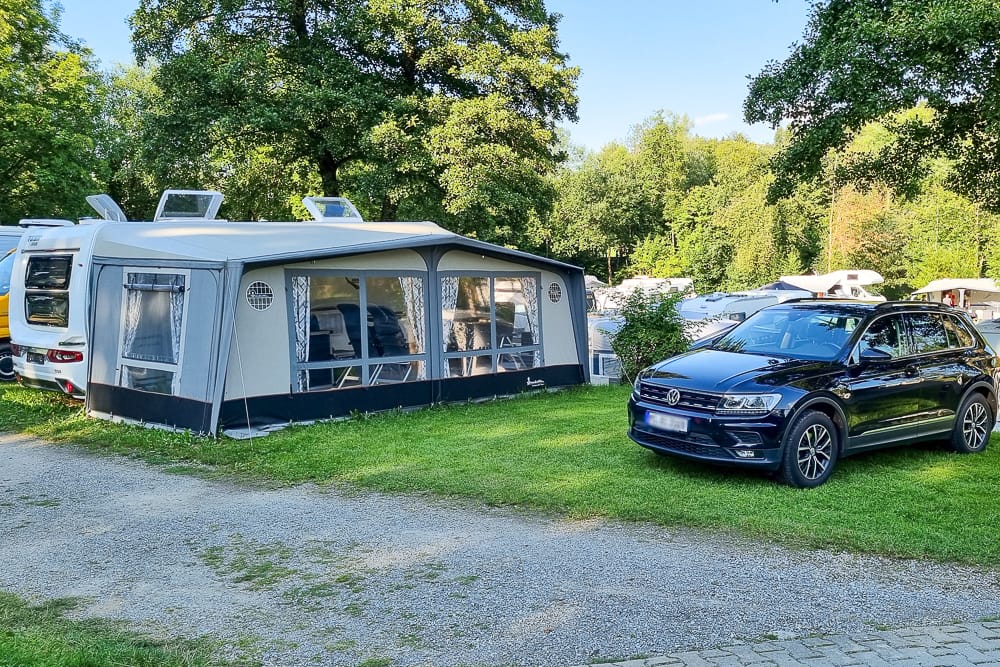 Mietwohnwagen auf einem Campingplatz Fendt Familienwohnwagen