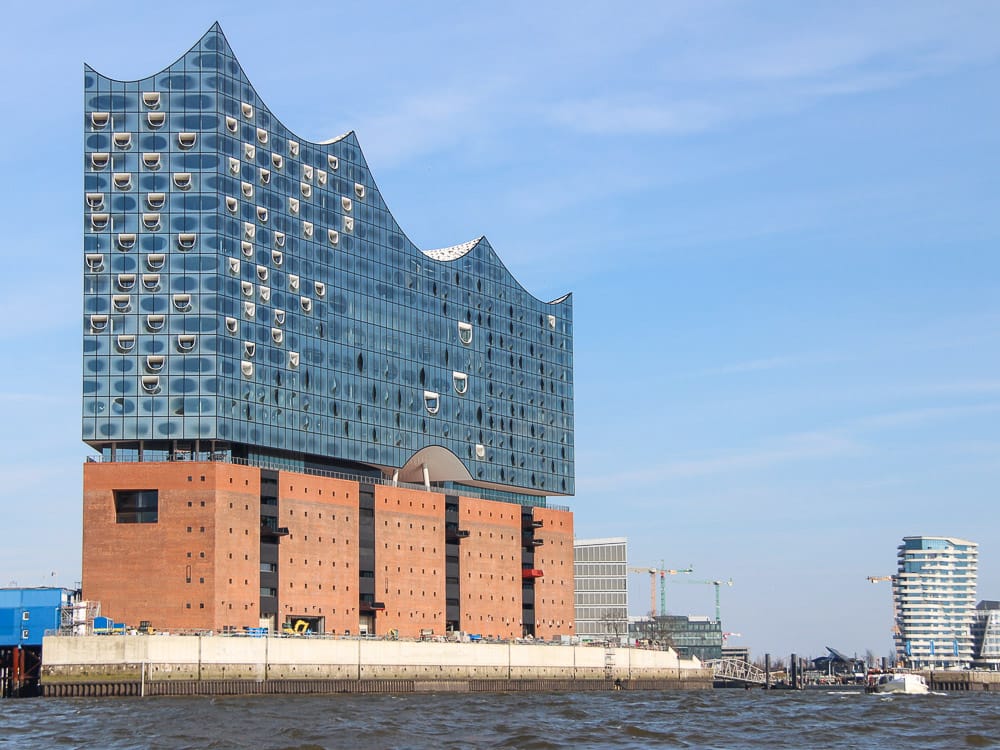 Die neue Elbphilharmonie von der Hafenrundfahrt Hamburg