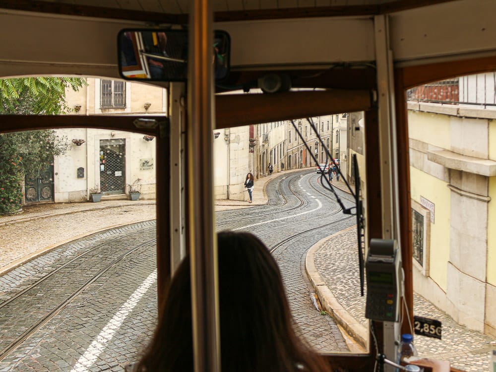 Fahrt mit der Tram 28 Lissabon beim Sightseeing