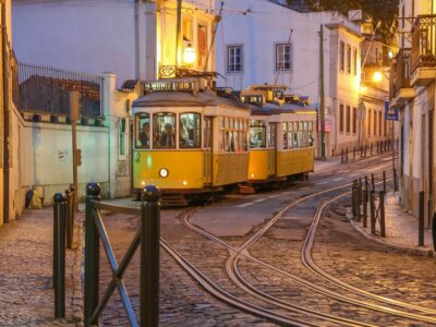 Stradtrundfahrt mit der Tram 28 Lissabon mit Kindern