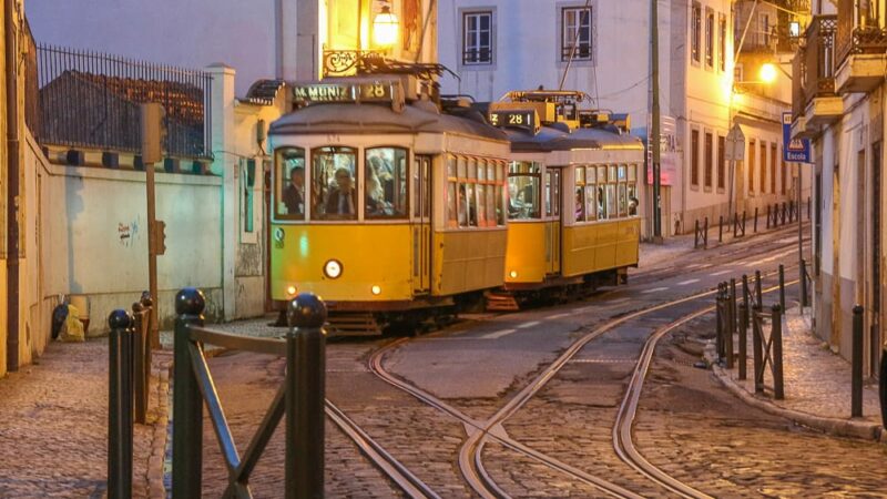 Tram 28 Lissabon Strassenbahn Stradtrundfahrt mit der Tram 28 Lissabon mit Kindern