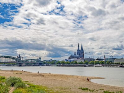 Besuch am Rhein im Rheinpark in Köln mit Kindern