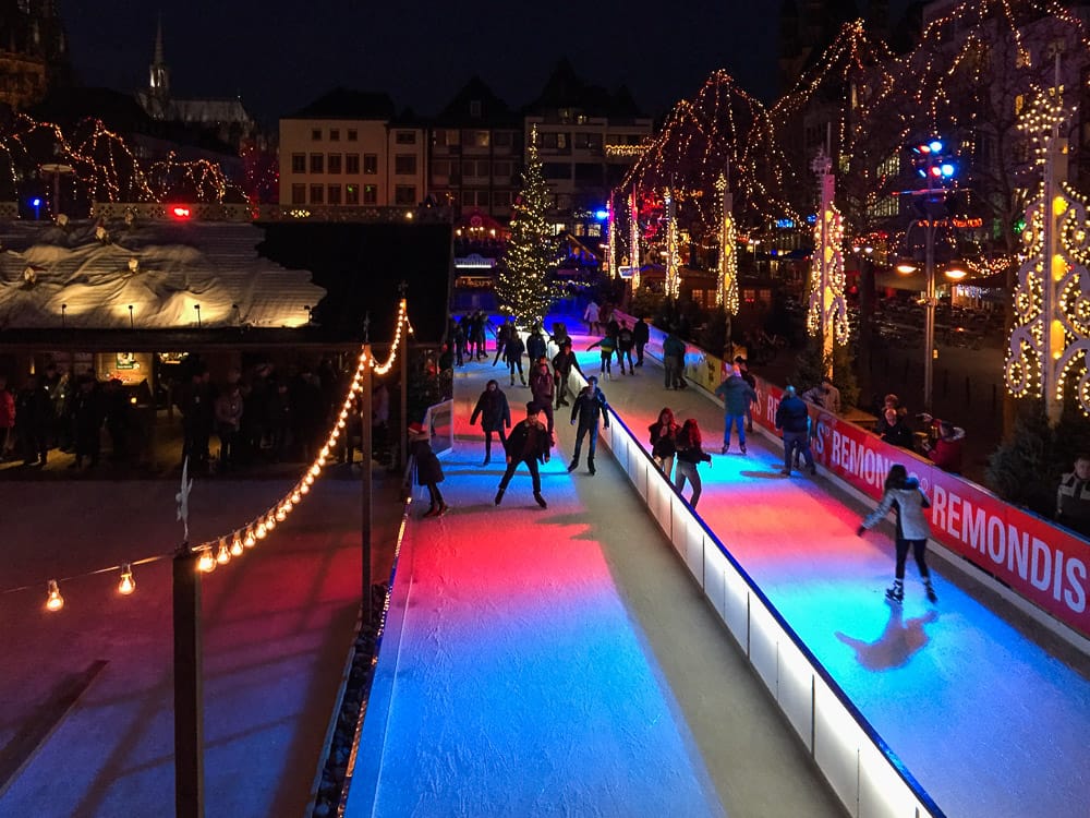 Eisbahn auf dem Weihnachtsmarkt für Kinder in der Altstadt Köln