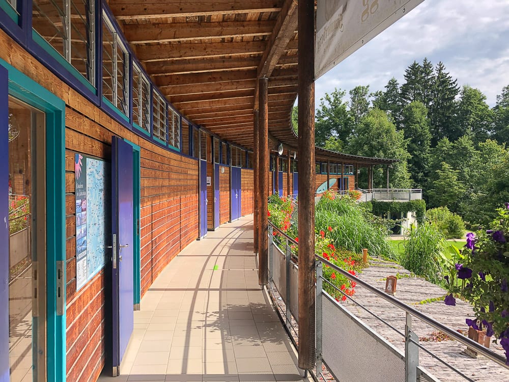 Eingang und Umkleiden vom Alpenfreibad Scheidegg im Allgäu mit Kindern