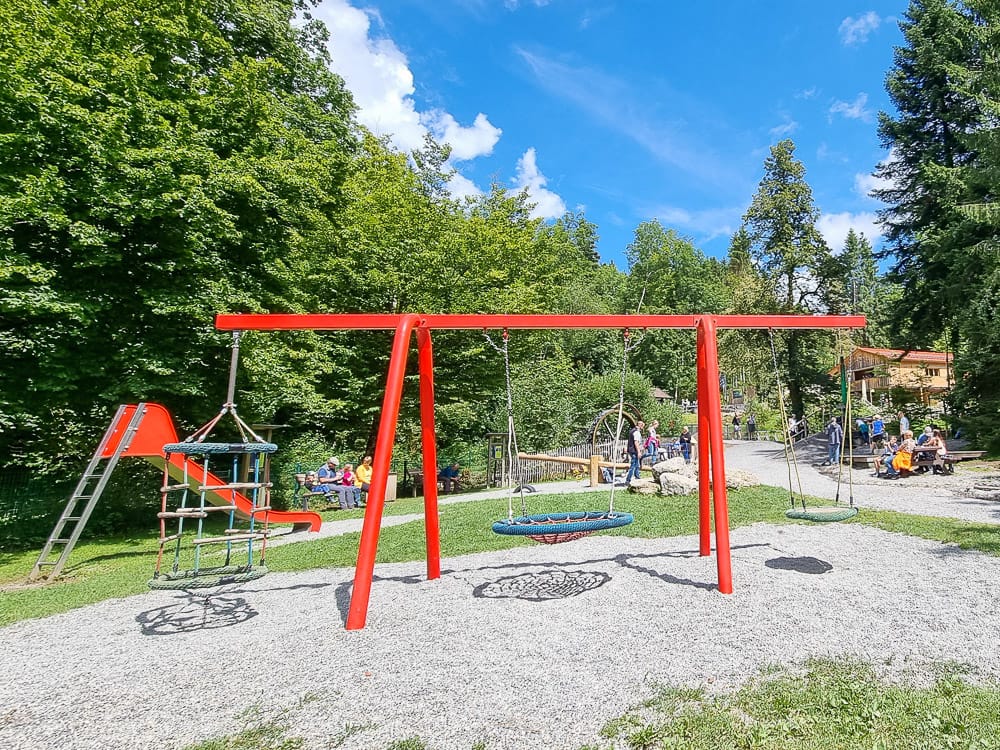 Spielplatz bei den Scheidegger Wasserfälle im Allgäu mit Kindern