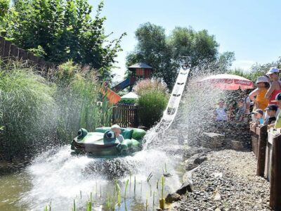 Eine Wasserbahn in der Funny World ein Freizeitpark in Baden-Württemberg