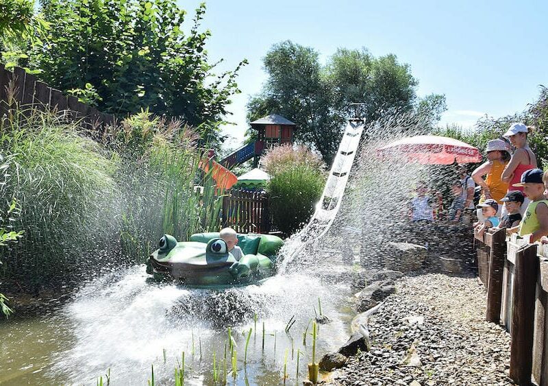 Eine Wasserbahn in der Funny World ein Freizeitpark in Baden-Württemberg