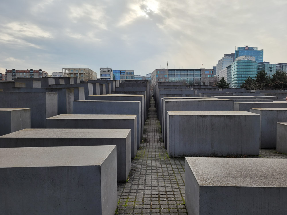 Holocaust Mahnmal beim Rundgang durch Berlin mit Teenagern