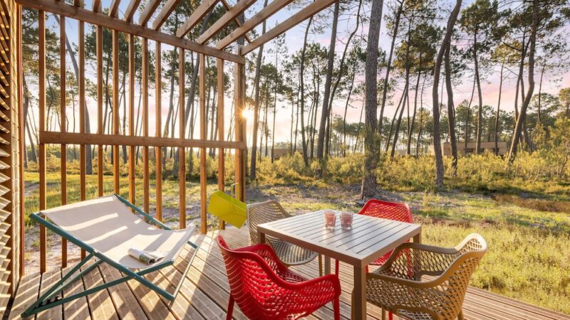 Der Park Les Landes Gascogne in Center Parcs Frankreich | Foto: © Groupe PVCP Terrasse im Park Les Landes Gascogne in Center Parcs Frankreich | Foto: © Groupe PVCP