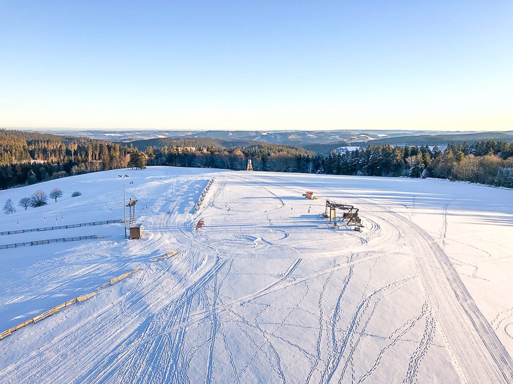Der richtige Sonnenschutz im Winterurlaub für Familien