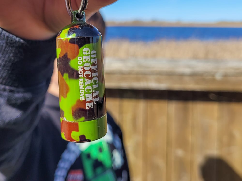 Ein Geocaching Anfänger auf GPS Schatzsuche