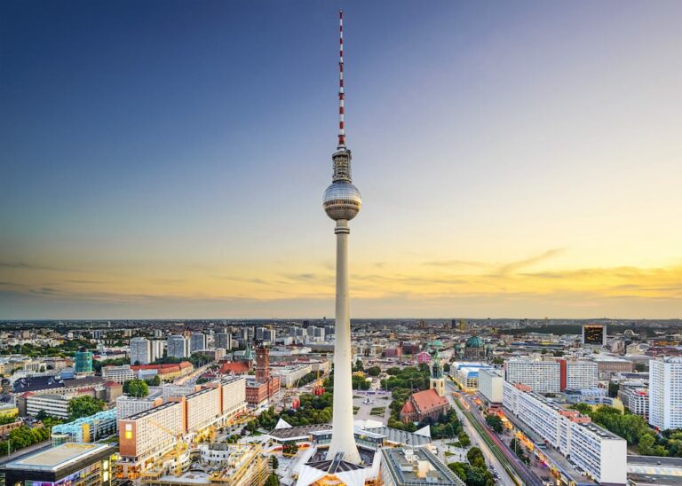 Blick auf den Fernsehturm in Berlin