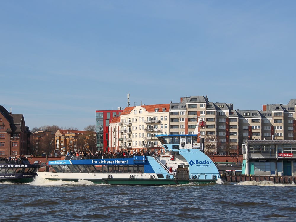 Mit dem öffentlichen Nahverkehr auf dem Wasser durch Hamburg mit Kindern