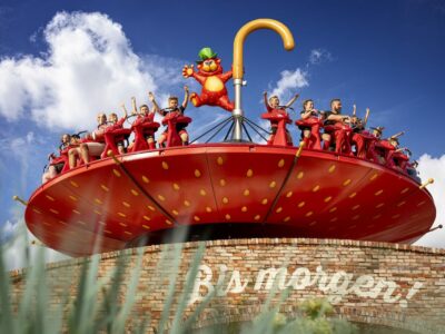 Fliegender Regenschirm auf Karls Erdbeerhof Elstal einem Freizeitpark in Brandenburg