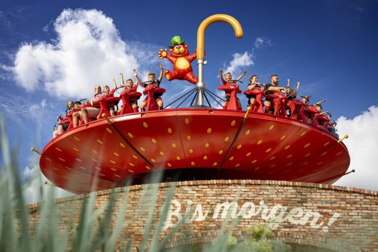 Fliegender Regenschirm auf Karls Erdbeerhof Elstal einem Freizeitpark in Brandenburg
