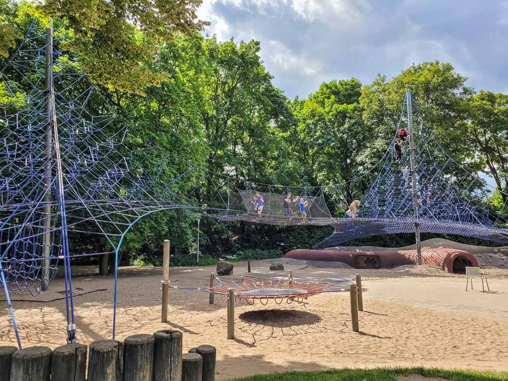 Mannheim mit Kindern Herzogenriedpark Kletternetz