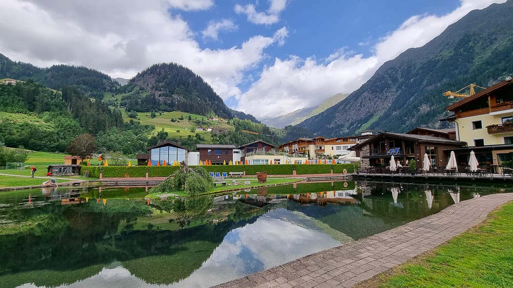 Schwimmteich vom Hotel Schneeberg Family-Resoirt und Spa in Südtirol