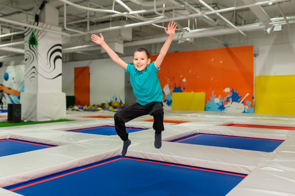 Ein Kind hüpf wie im Airtime Trampolinpark