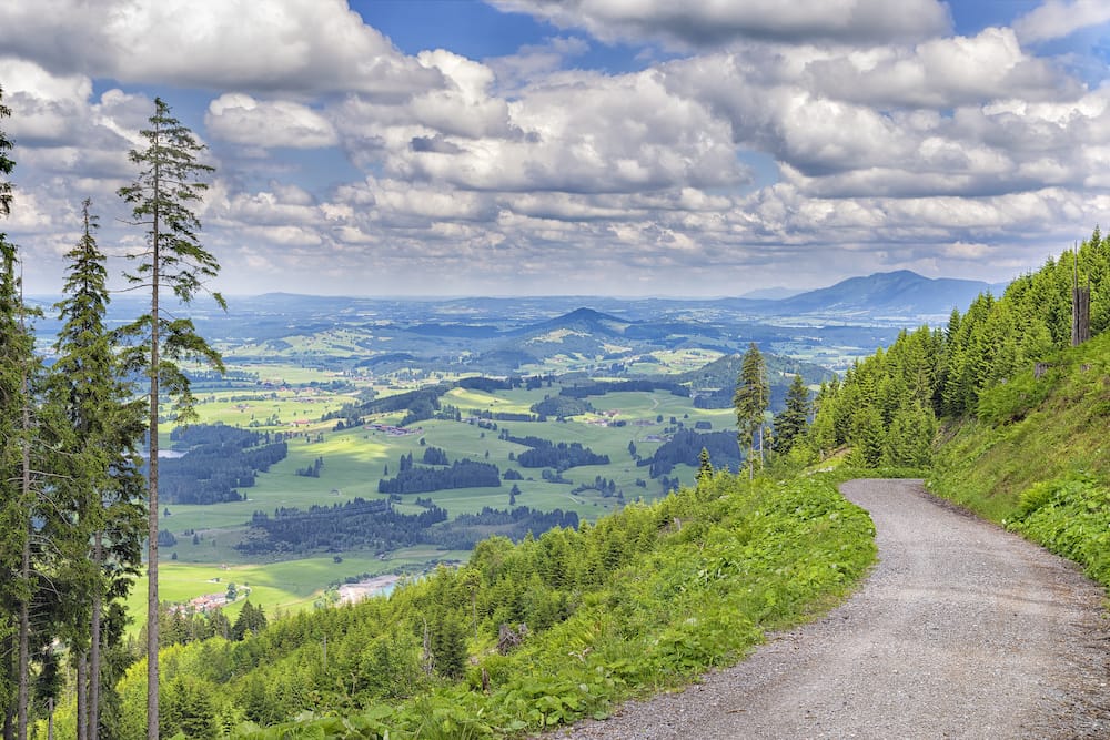 Landschaft in Nesselwang nahe einem von Süddeutschlands Familienhotels im Allgäu