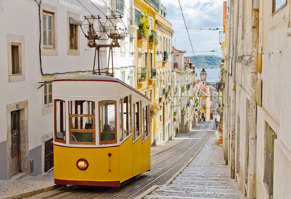 Mit der Bahn und Aufzug in Lissabon mit Kindern