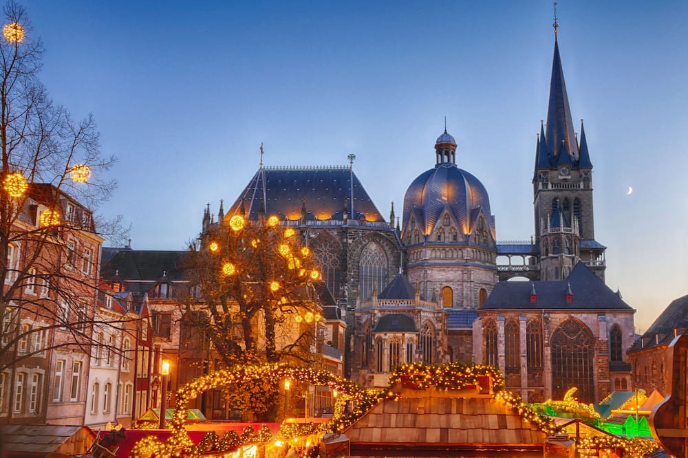 Am Abend in Aachen auf dem Weihnachtsmarkt für Kinder