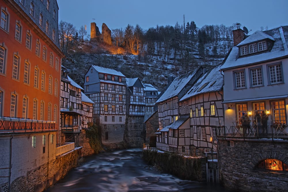 Monschau am Abend beim Weihnachtsmarkt für Kinder